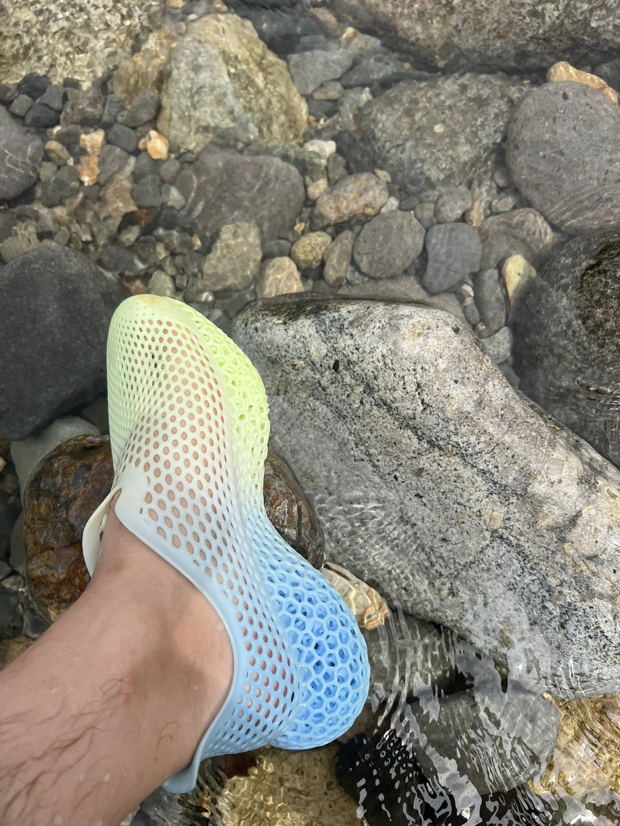 STARAY水捌け良過ぎるし砂利が入ってもすぐに靴底から抜けていく