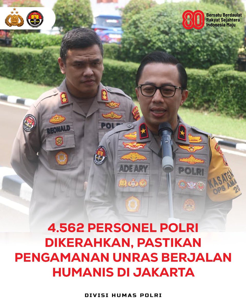 DivHumas_Polri's tweet photo. Polri melalui Polda Metro Jaya mengerahkan 4.562 personel gabungan untuk mengamankan aksi unjuk rasa di sejumlah titik di Jakarta, pada Senin (15/9). Kabid Humas Polda Metro Jaya, Brigjen Pol. H. Ade Ary Syam Indradi, S.H., S.I.K., M.H., menyampaikan seluruh personel melaksanakan tugas preventif, edukasi, hingga penegakan hukum. Ia menegaskan bahwa Kapolda Metro Jaya telah menginstruksikan jajarannya agar pengamanan dilakukan secara humanis, sehingga masyarakat tidak perlu khawatir menjalankan aktivitas di Jakarta. Polda Metro Jaya juga menyiapkan layanan darurat 110 yang aktif 24 jam dan bebas pulsa. "Sejak pagi ini situasi masih aman terkendali. Polda Metro Jaya hadir 24 jam di lapangan, seluruh anggota melaksanakan tugas preventif, edukasi, hingga penegakan hukum," ujar Kabid Humas Polda Metro Jaya.