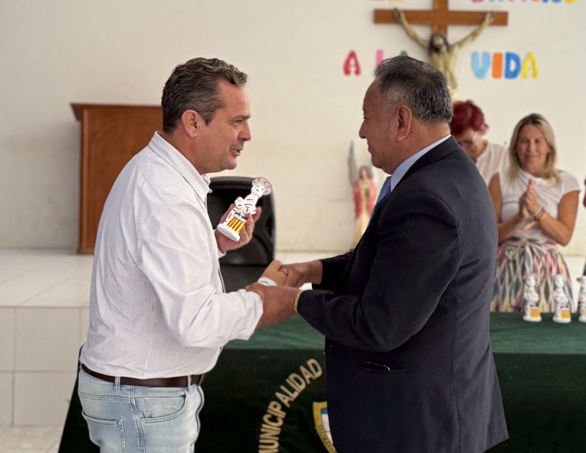 A Piura (Perú) ens reunim amb entitats locals amb les quals col·laboram per conèixer de prop els projectes que el Consell finança amb el Fons Mallorquí.

A La Arena, un districte amb mancances de serveis bàsics, el batle ens ha lliurat un reconeixement per la tasca conjunta.