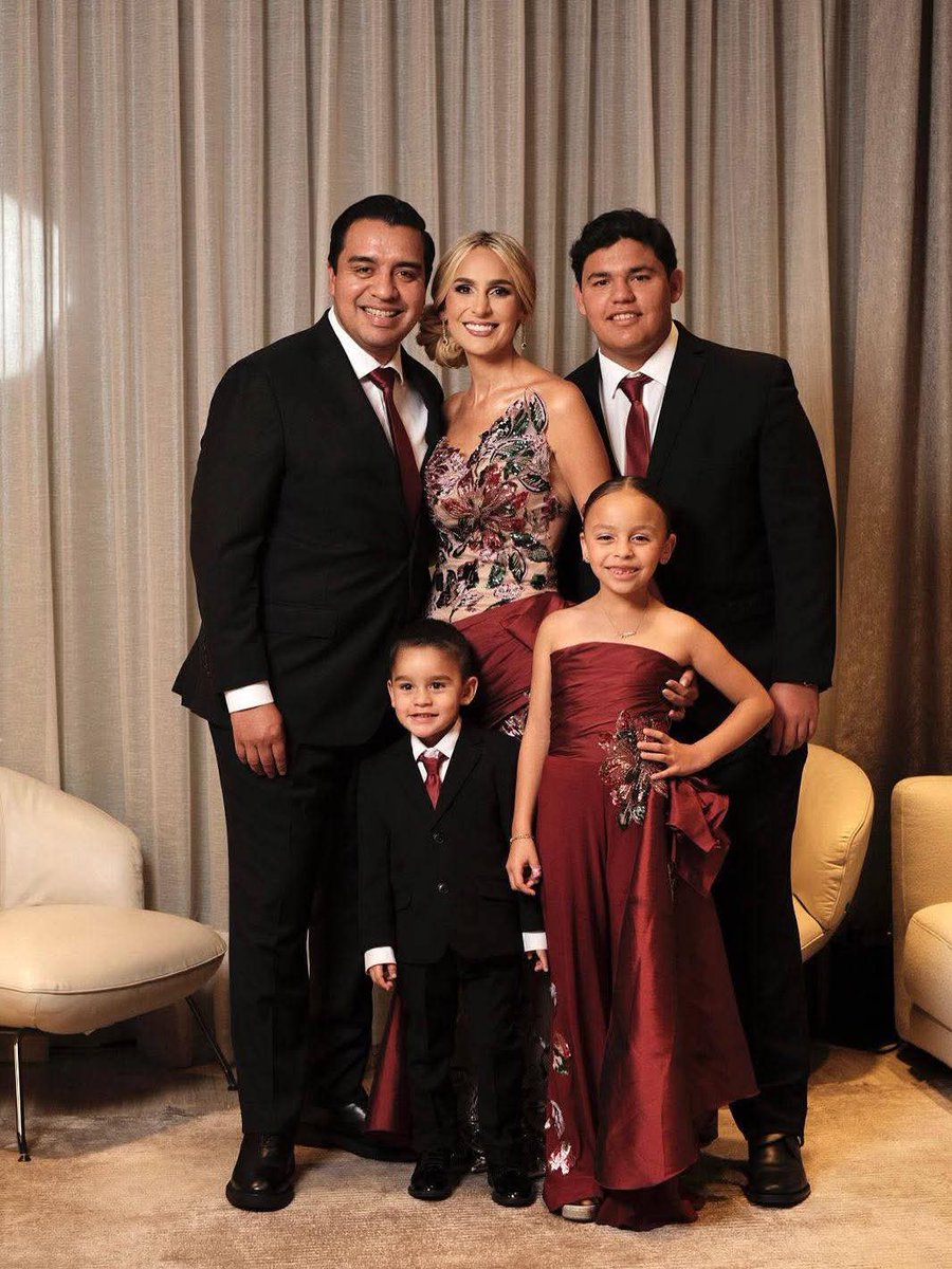 Aquí el represor, el asesino de perritos. Él como si nada después que mandó matar a 70 perritos del refugio del ayuntamiento. Mandó golpear y amenazar a los valientes que se manifestaron.

Que no quede impune, que sus hijos vean lo que es su padre, una mierda.