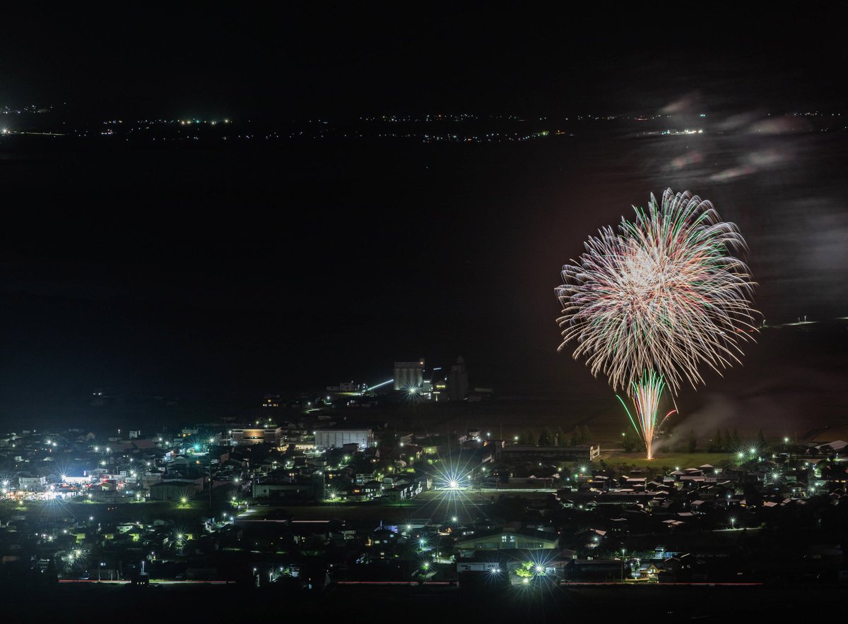dg_road's tweet photo. 八郎潟町の一夜市2025、打ち上げ花火。
今年は9月の開催で増田の花火にも行きたかったですがこちらへ😊
八郎潟の街並み��暗くて見えませんが八郎潟残存湖。

#一夜市 
#一夜市2025 
#花火 
#打ち上げ花火 
#fireworks 
#八郎潟 https://t.co/qqX7grbvPu