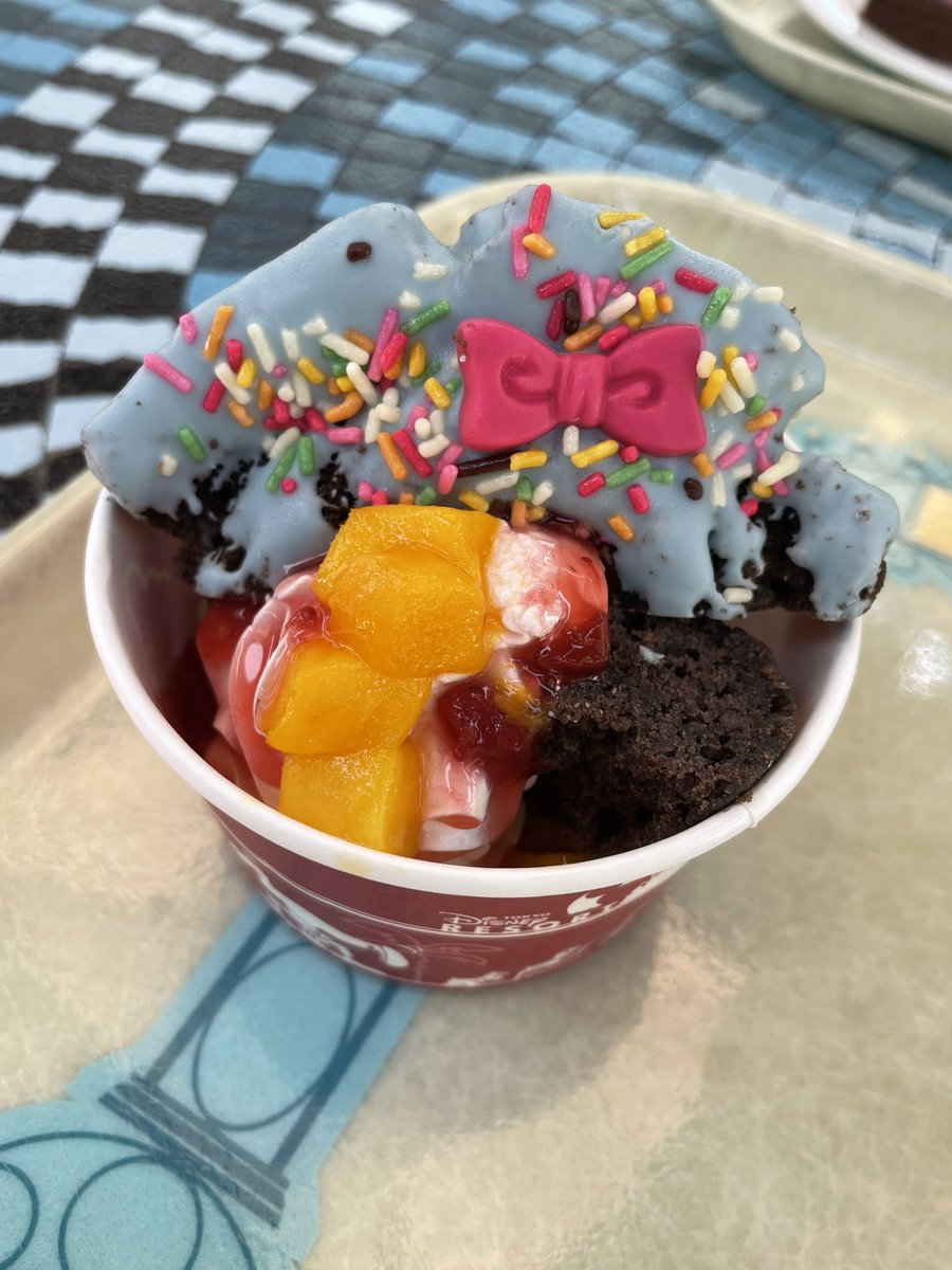 プラザパビリオン・レストラン

●スパイシースモークチキンレッグ
●キリン一番搾り生ビール
●今日のおすすめ

陸でもスパイシー&amp;ビール😍
やはりコレは最高ですね〜✨
テリヤキも食べたくなっちゃった❣️

スイーツも食べて大満足🤤
本日もご馳走様でした🙏