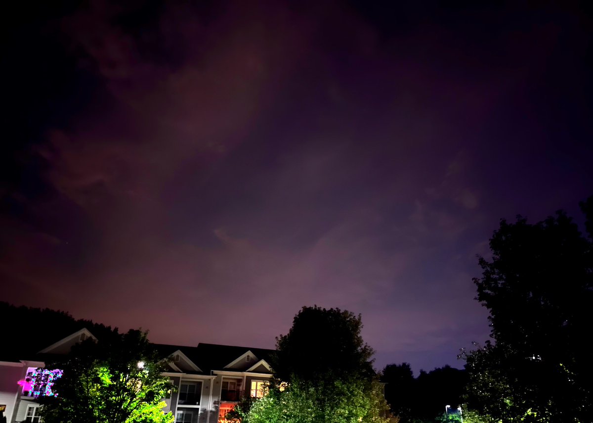homesickalien80's tweet photo. Big Papa and the #AuroraBorealis #Pennsylvania #CoronalHole #SolarWind #Chillin https://t.co/h45SeW14Lv