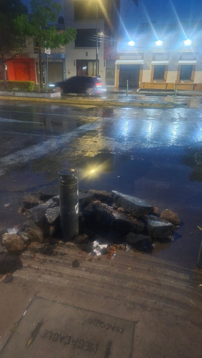 El día de hoy tuve un accidente gravisimo debido a la vialidad sin señalamiento. Tengo varias fracturas y mi dentadura dañada, todo por su ineptitud y corrupción.Intervinieron la vialidad y dejaron un hoyo enorme
¿Quien se va a hacer responsable?
<a href="/VeroDelgadilloG/">Verónica Delgadillo</a> <a href="/GuadalajaraGob/">Gobierno de Guadalajara</a>