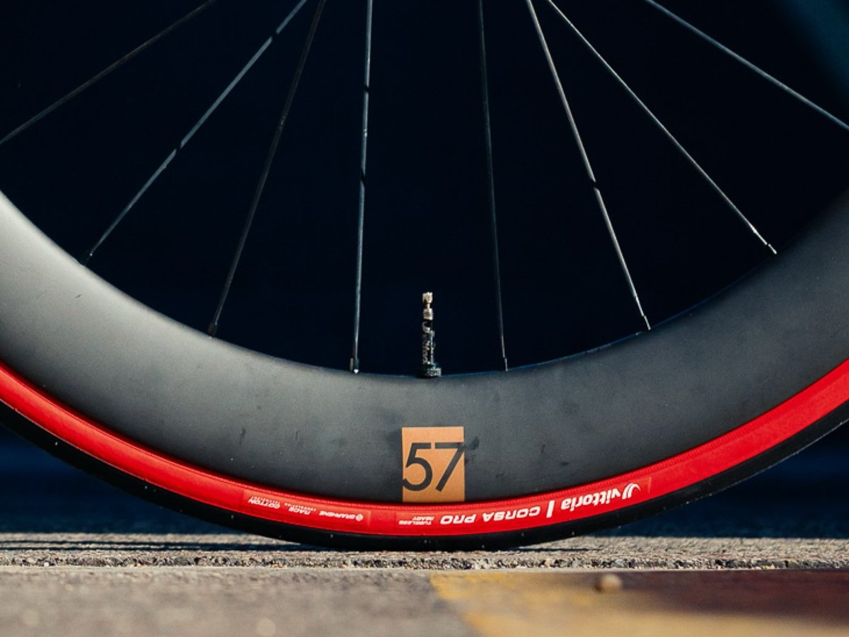 ヨナス・ヴィンゲゴー、2025ブエルタ総合優勝🇪🇸
彼を支えたのは最新機材の数々

SRAM RED AXS
 – 正確でスムーズな変速＆安定のブレーキング

Prologo Scratch M5 PAS
 – 5分割パッドで長時間も快適

Vittoria Corsa Pro
 – 320TPIコットン＋グラフェンで抜群のグリップ

manys.work/2025/09/post-1…