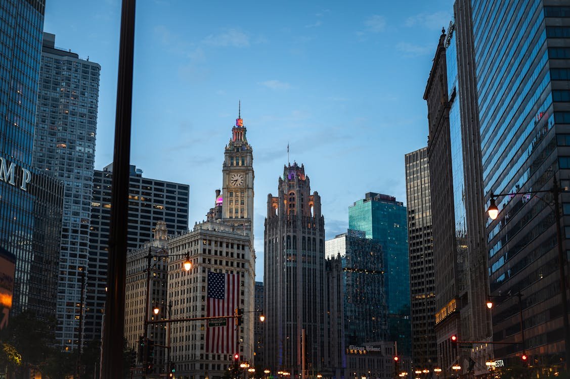 The_Silent_View's tweet photo. ๐๏ธ Check out this iconic Chicago skyline shot! The stunning Wrigley Building takes center stage, with the historic Tribune Tower standing tall in the background. A perfect blend of classic architecture and city vibes. #Chicago #WrigleyBuilding #TribuneTower #ArchitectureLovers https://t.co/sTA9EKEsKO