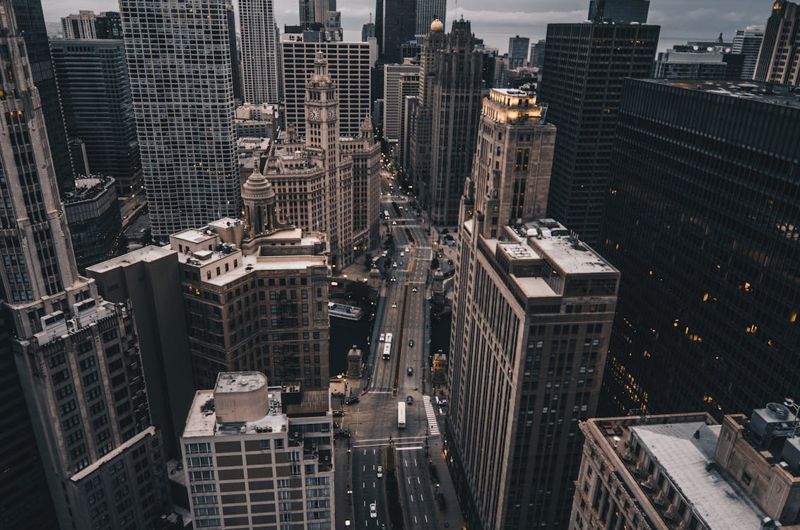 The_Silent_View's tweet photo. ๐๏ธ Check out this iconic Chicago skyline shot! The stunning Wrigley Building takes center stage, with the historic Tribune Tower standing tall in the background. A perfect blend of classic architecture and city vibes. #Chicago #WrigleyBuilding #TribuneTower #ArchitectureLovers https://t.co/sTA9EKEsKO