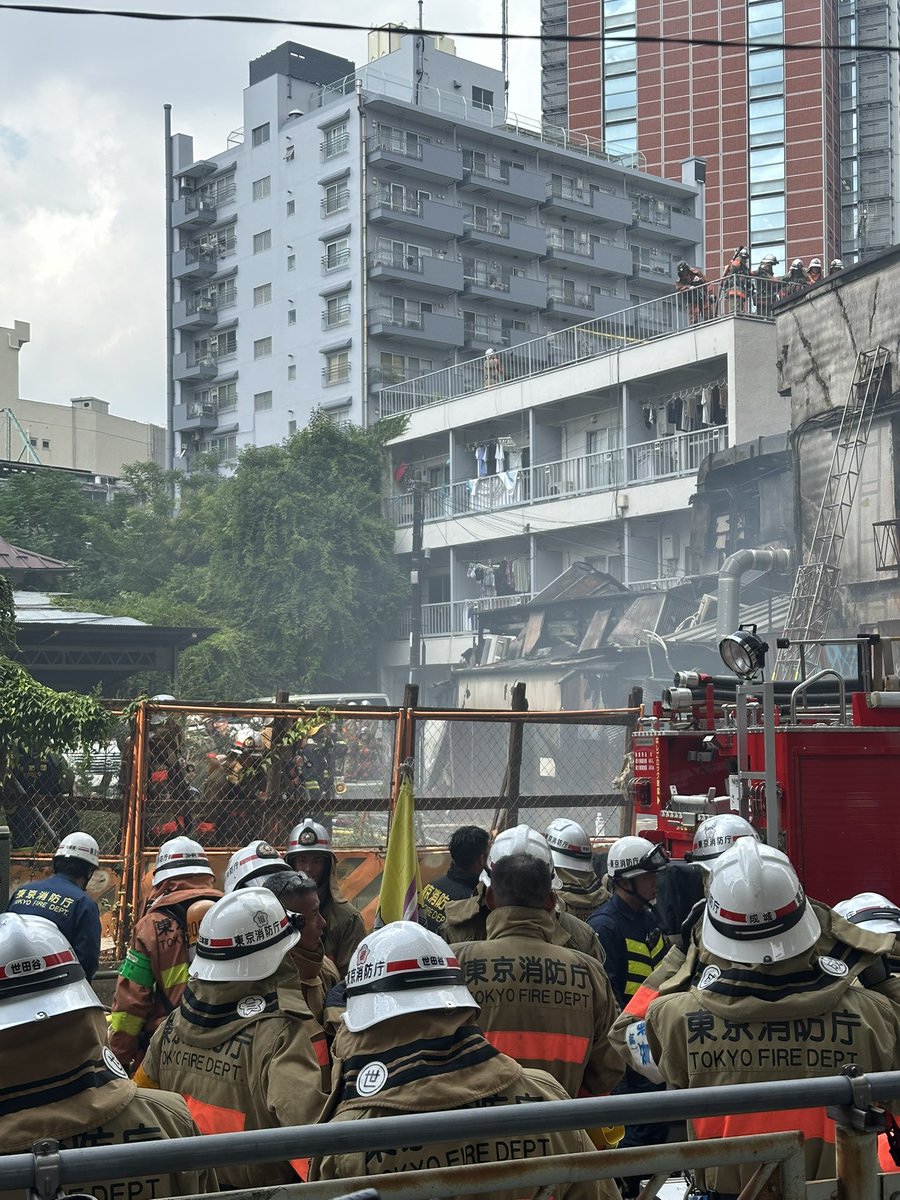 Digital_Reverie's tweet photo. Tokyo Fire Department fighting a fire in 三軒茶屋 (Sangenjaya) https://t.co/HmFpqWFQJl