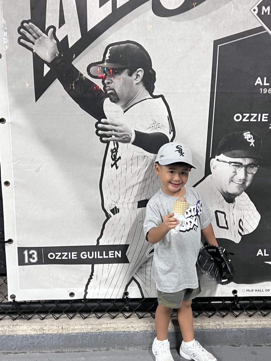 413Henderson's tweet photo. @OzzieGuillen -almost 5 years ago you made this video telling me I was going to have a boy!  Today I got to take that boy  to his first White Sox game!  He got a pic with the legend! Thank you Ozzie! https://t.co/4SiuCBo3IH
