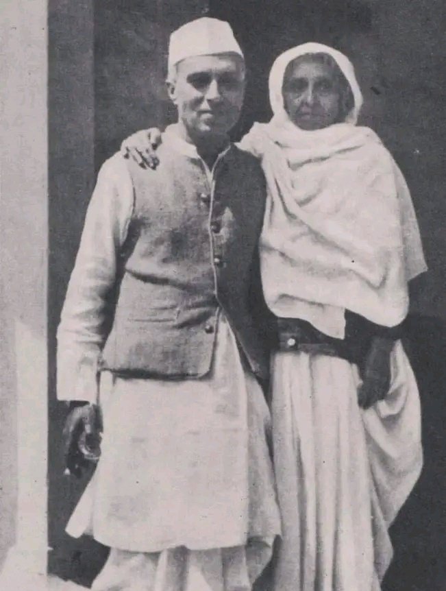 RebornManish's tweet image. बड़े शर्म की बात है कि हम अभी तक जेल से बाहर हैं।

बात सविनय अवज्ञा आंदोलन के दौर की है।पहली बार अध्यक्ष बने नेहरू ने लाहौर में रावी के किनारे, तिरंगा फहराया। 

और इसके 20 दिन के भीतर सविनय अवज्ञा आंदोलन शुरू हो गया। 
●●
सविनय अवज्ञा बड़ा ही सुंदर शब्द है। 

इसका ठेठ मतलब यह कि…