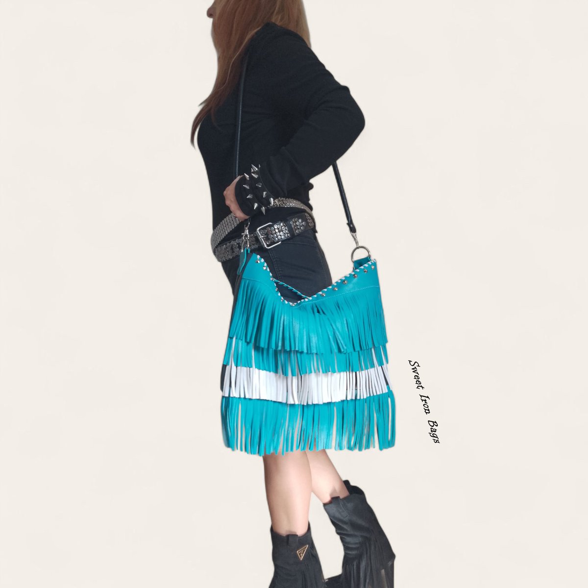 JustineArt8's tweet image. Stand out. 💙Handmade turquoise leather fringe bag with studs – perfect for festivals, concerts &amp;amp; boho-rock style.  🔥 Only 1 available! 👉 Grab it now: justineartpl.etsy.com/listing/433156…  #HandmadeBag #BohoBag #FestivalStyle