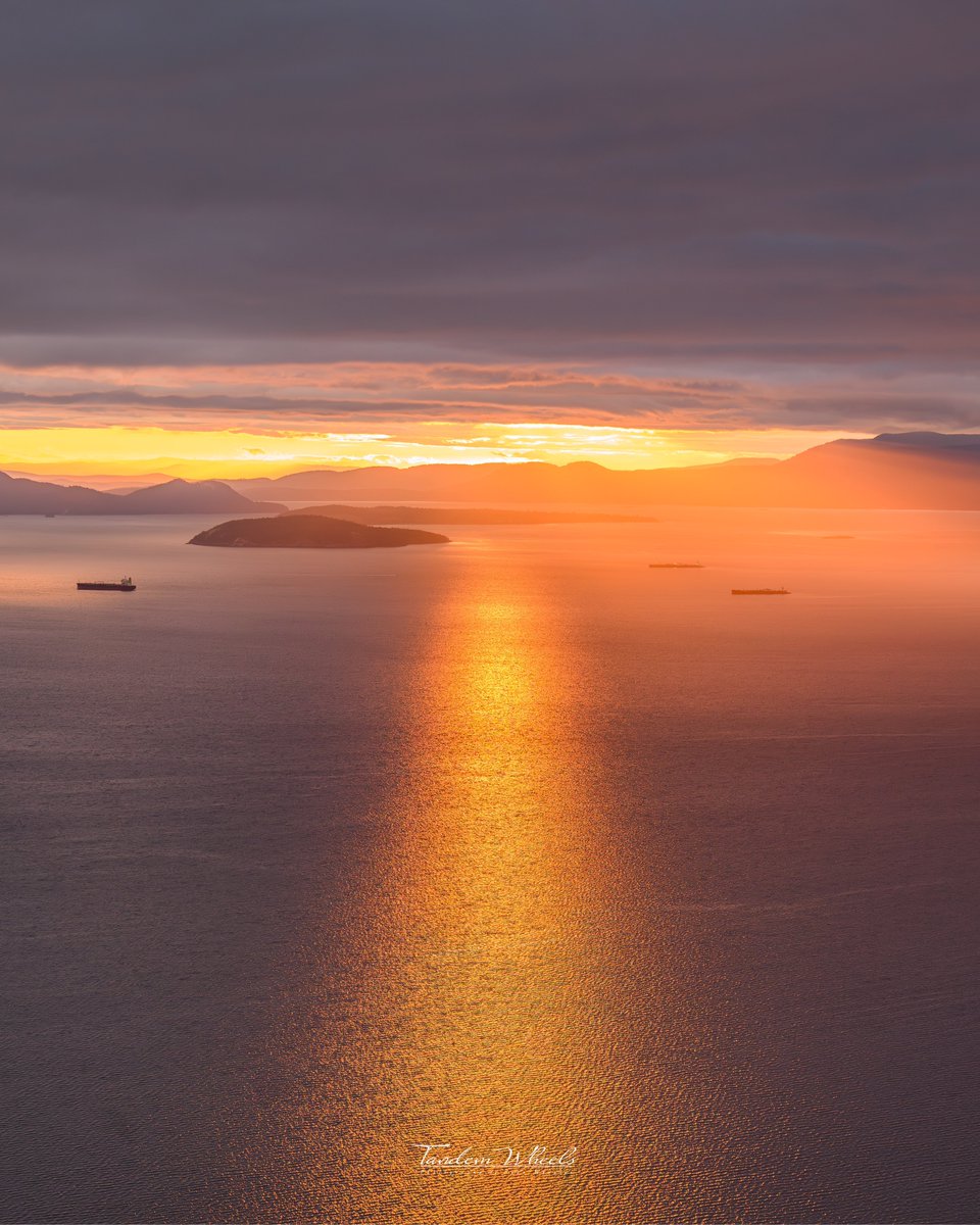 Golden Light 🌅 
Last night's breathtaking view across Samish Bay and the San Juan Islands. We live in such a beautiful part of the world #wawx #pnw #nature