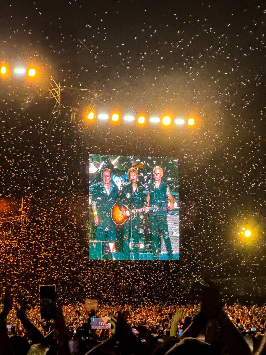 taurusbvtch's tweet photo. La niña que los veía y escuchaba en MTV y MuchMusic no puede creer que los vio en vivo hoy 😭❤️
Green day, rohayhu! 💚 https://t.co/LzGZ8a54De