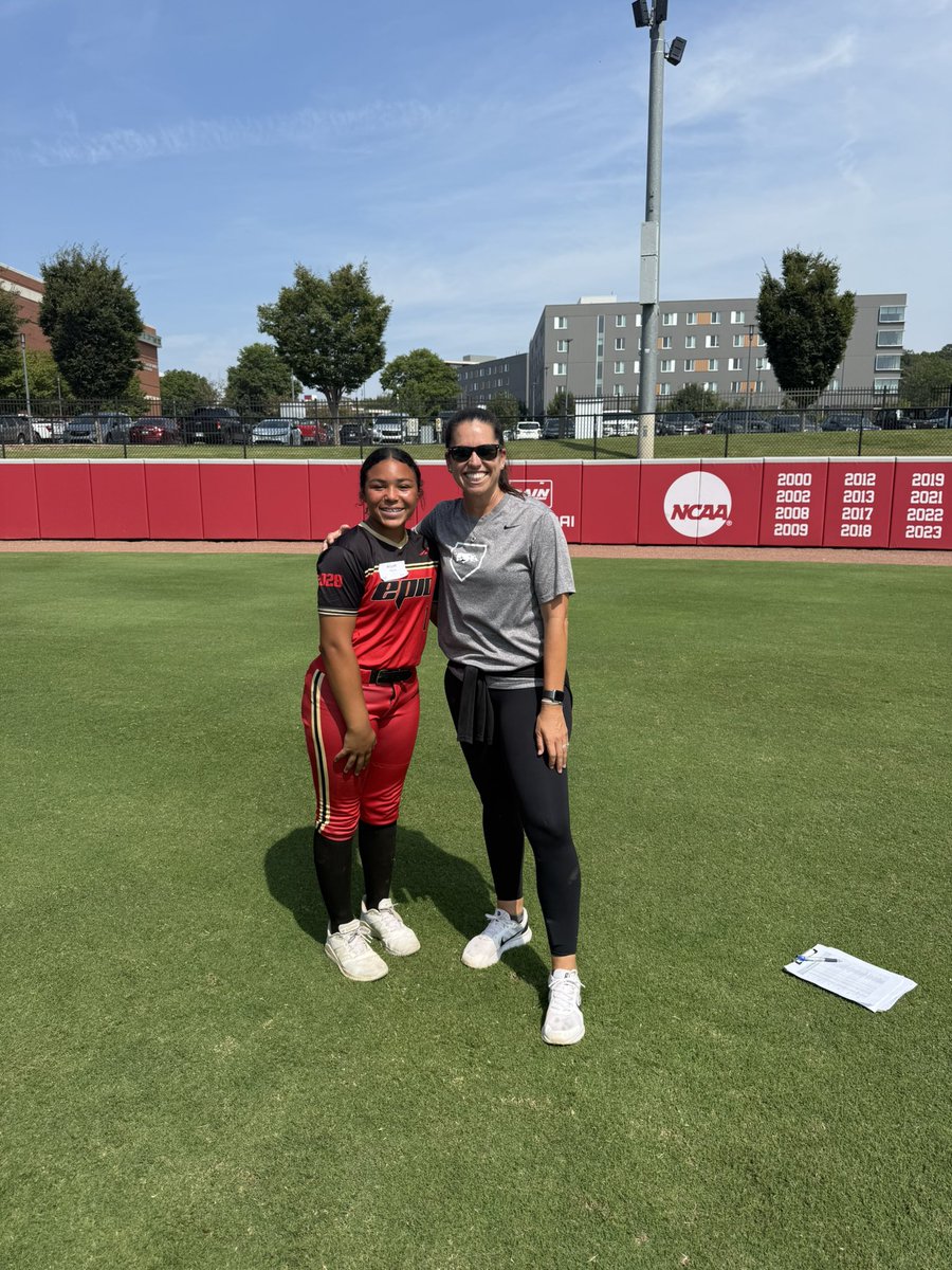 Aliyah2028's tweet image. I am so glad I got the opportunity to show off my skills yesterday @RazorbackSB! Thank you @djgasso and @CoachDeifel for this great opportunity! #des #TopHog @EpicNational16u @Danny_B_23 @MattMeuchel