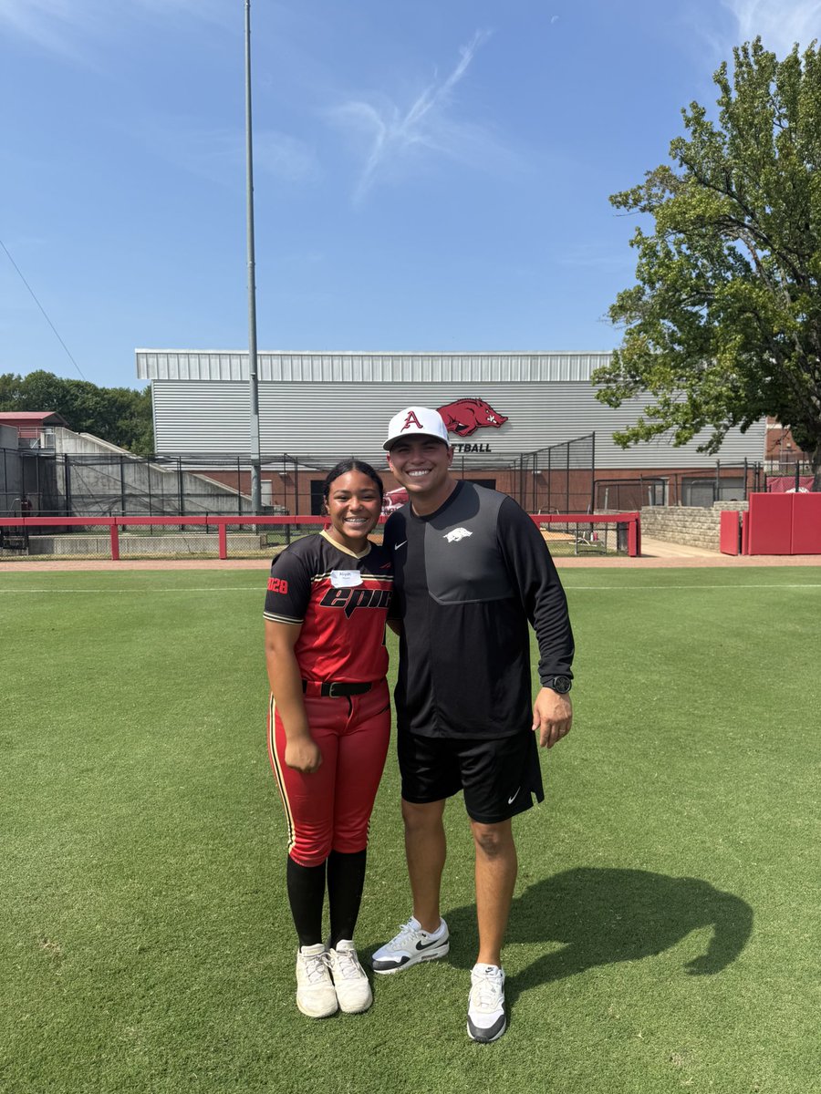Aliyah2028's tweet image. I am so glad I got the opportunity to show off my skills yesterday @RazorbackSB! Thank you @djgasso and @CoachDeifel for this great opportunity! #des #TopHog @EpicNational16u @Danny_B_23 @MattMeuchel