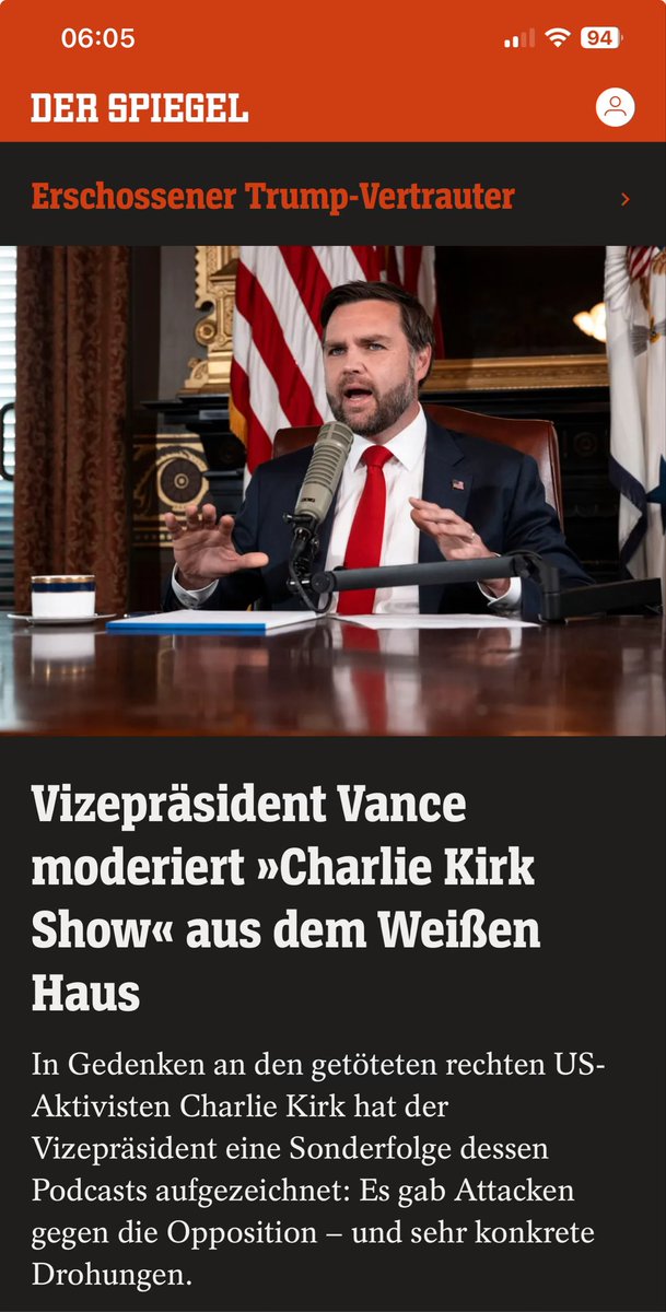Das ist Faschismus im Schnelldurchlauf auf Speed.

Der amtierende US-Vizepräsident JD Vance setzt sich doch glatt ins Weiße Haus und moderiert ausgerechnet die „Charlie Kirk Show“ – als wäre das eine staatstragende Gedenkveranstaltung - und inszeniert den radikalen