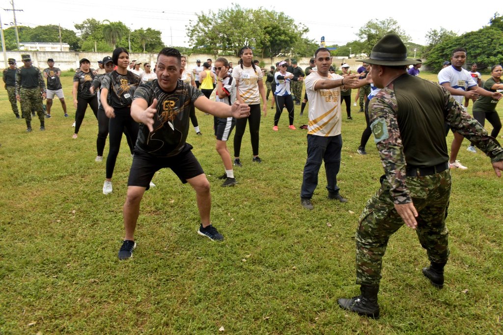 Ejercito_Div1's tweet photo. El Batallón de Ingenieros de Combate N.° 2 General Francisco Javier Vergara y Velasco de la #SegundaBrigada llevó a cabo la jornada Conoce a Tu Ejército en colaboración con la agrupación artística Cumbio de Oro. Esta actividad buscó fortalecer la disciplina, el trabajo en equipo y el espíritu de cuerpo, reafirmando la mística y vocación de servicio del @COL_EJERCITO. 

#PatriaHonorLealtad