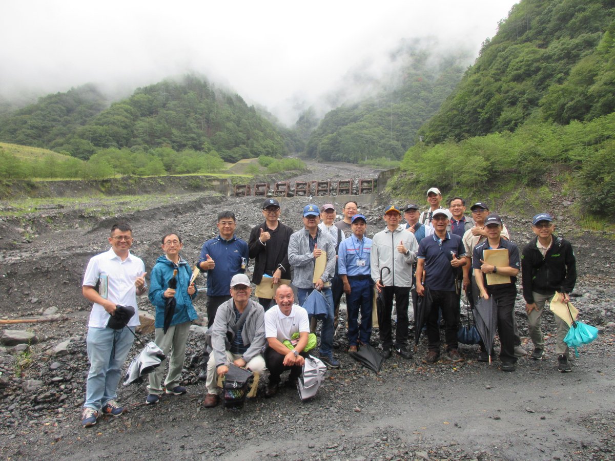 sabo_JSA's tweet photo. 9月7日から13日にかけて、台湾から15名の行政官・研究者等が来日され、日台シンポジウムの開催、山梨県及び富士川砂防事務所管内の現場視察を行いました。大規模土砂移動対策や古くから地域の活性化に寄与してきた砂防施設等について視察いただき、活発な意見交換を行うことができました。#砂防協会 https://t.co/ObYAiVUUBa
