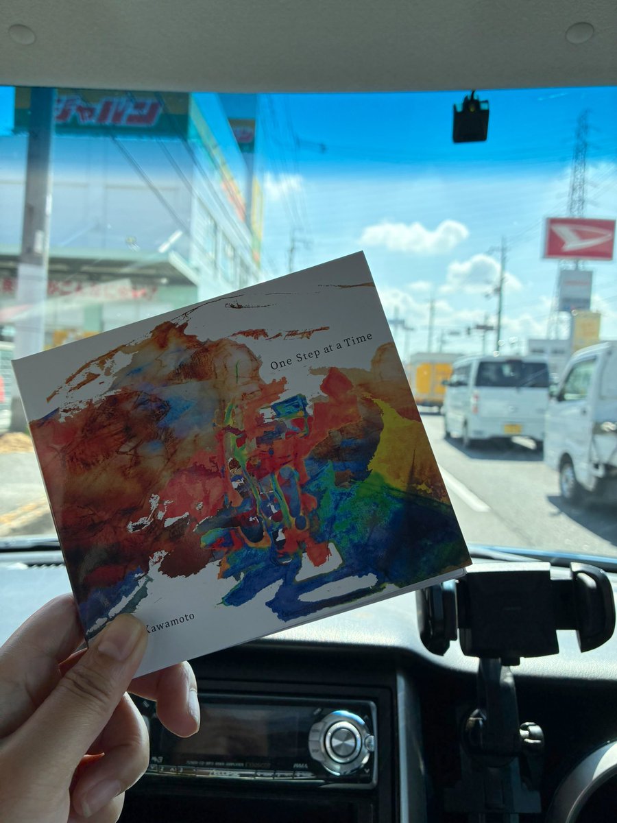 川本さんのCD届いた！！
エロい！！ベースって音って言うより振動だよね。耳より溝落ちとかお腹に来るよね。それ含めてエロいよね。
CDでもこんなに臨場感出るんだなあ〜とびっくりしました。生でも是非聴いてみたい！
エロいのは最初だけで途中から歌が入ると爽やかでした😊個人の感想です😊