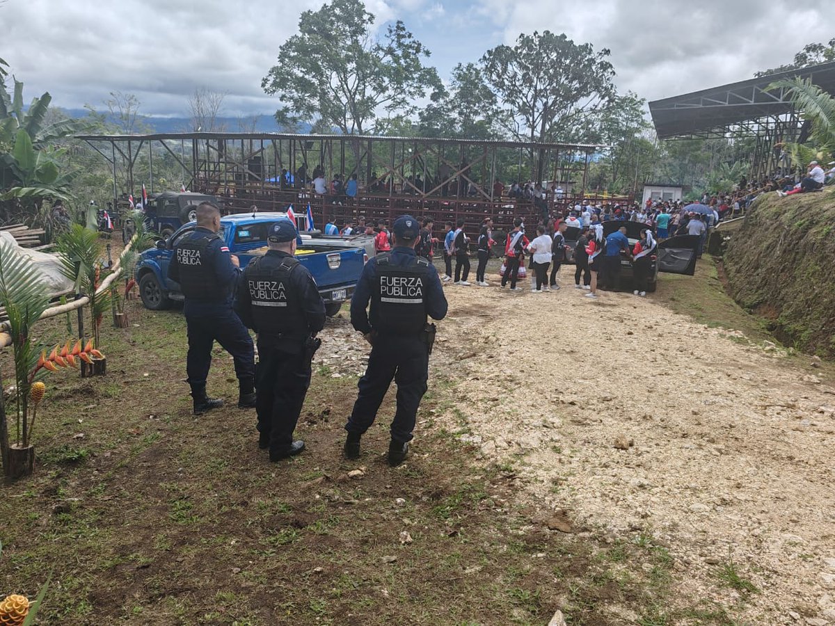fuerzapublicaCR's tweet photo. 📍#CotoBrus #FronteraSurCR🇨🇷
En este bello cantón del sur, nuestro personal está presente en los festejos patrios, brindando seguridad a la ciudadanía.
#Setiembre #MesPatrioCostaRica🇨🇷
#204AñosDeIndependenciaCR https://t.co/m0BCgjfdpw
