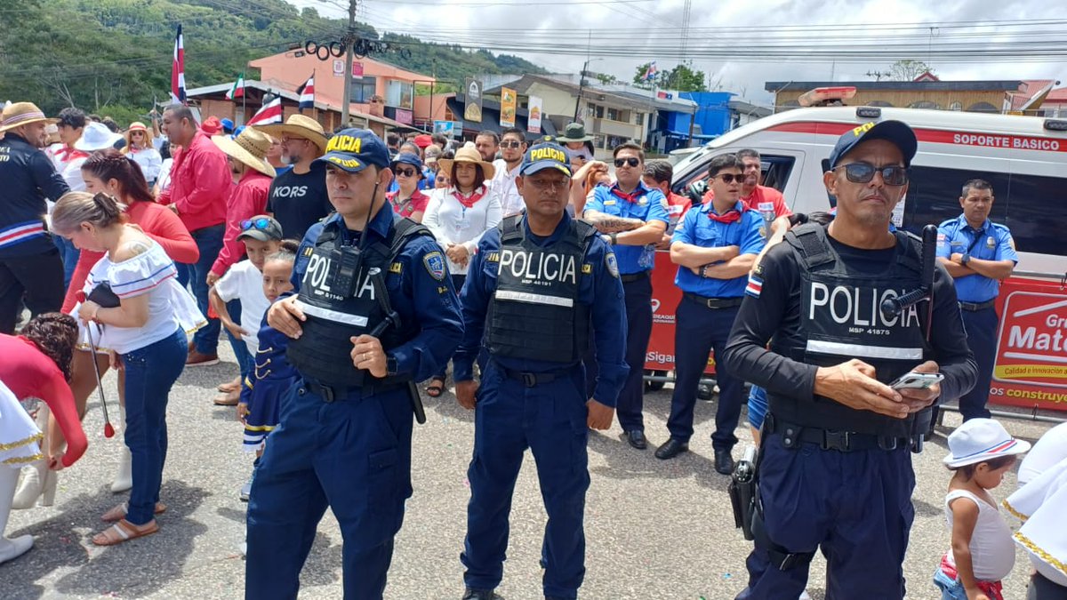 fuerzapublicaCR's tweet photo. 📍#CotoBrus #FronteraSurCR🇨🇷
En este bello cantón del sur, nuestro personal está presente en los festejos patrios, brindando seguridad a la ciudadanía.
#Setiembre #MesPatrioCostaRica🇨🇷
#204AñosDeIndependenciaCR https://t.co/m0BCgjfdpw