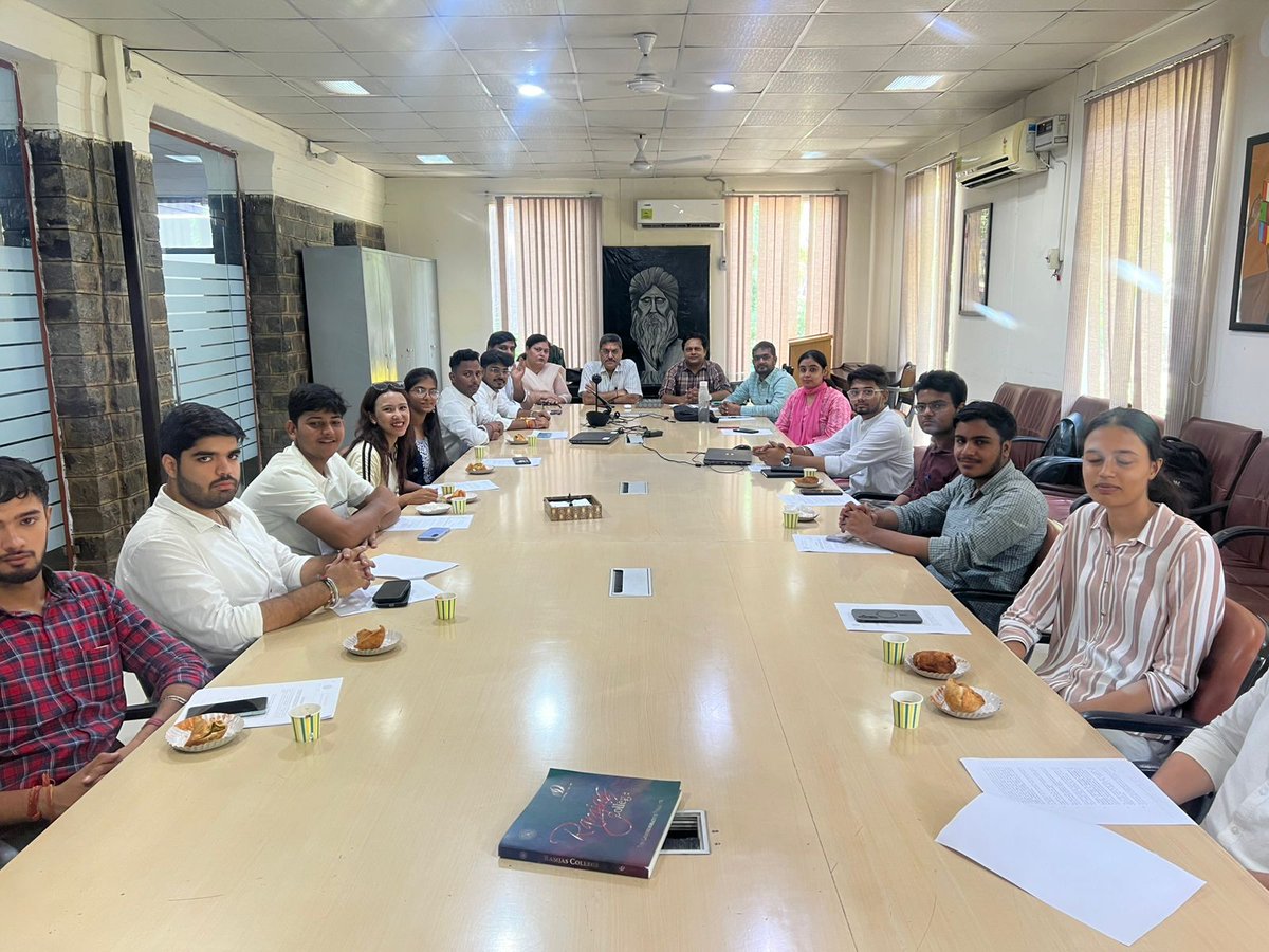 Ramjas College Election Committee met with nominated candidates to stress a clean, green &amp; defacement-free campus 🌿✊ Students pledged support for sustainability &amp; smooth conduct of classes.

#RamjasCollege #Elections #DelhiUniversity <a href="/DelhiUniversity/">Delhi University</a>