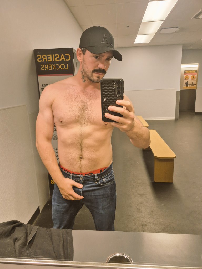 TeemofitXXX's tweet photo. Chest and biceps day 💪 https://t.co/rru26hjt53
