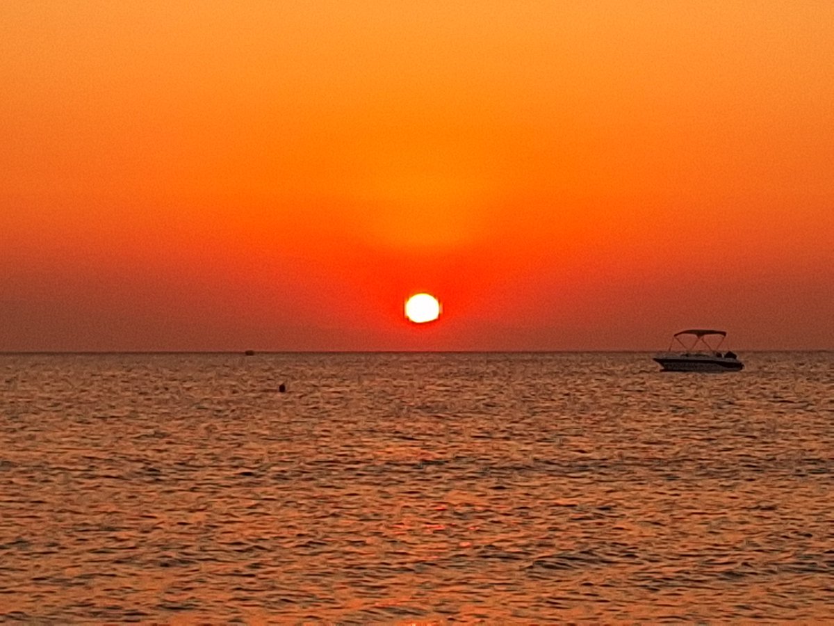 Мислев дека изгреват баш кај шо немат планини ама среќата моја е таа :))