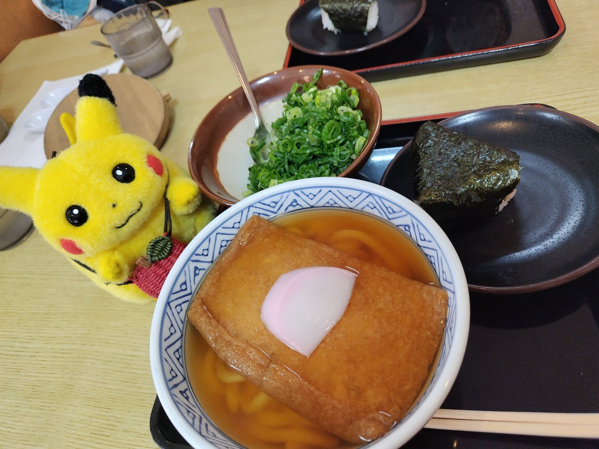 「どんどん」でおうどん食べます。
ネギたっぷりのせます🍜