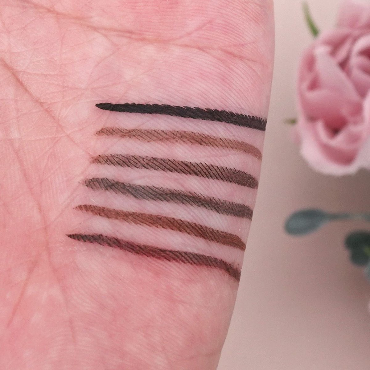 "描きやすいアイライナー"ならラブライナーが満場一致だと思うんだけど、3年半ぶりのリニューアルでさらにパワーアップさせてきた…！発色・にじみにくさ・かすれにくさが増して色持ちUP。夜までラインが消えない❤️‍🔥5種類のブラウン＋ブラックで好みの色が見つかるのも嬉しい◎ 9月中旬～発売