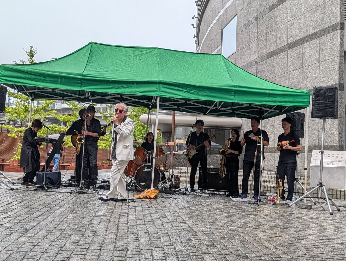 yamaneband's tweet photo. 第34回定禅寺ストリートジャズフェスティバルin仙台無事終了いたしました！雨の中ご来場いただきましたみなさま並びに運営スタッフのみなさまありがとうございました！とても楽しかったです😁また来年でられるよう頑張ります！
#定禅寺ストリートジャズフェスティバル　＃アエル北側広場　＃山根バンド https://t.co/p5lItgK1V5