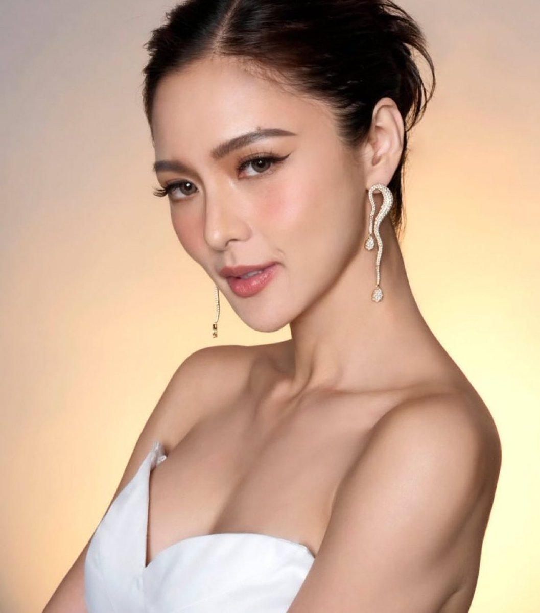 loracqueen's tweet image. her beauty speaks volumes about her upbringing and character, truly golden.✨