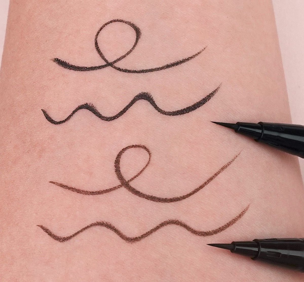 ついに！ラブライナーから0.01mmの極細筆が出た！！細いアイライン命な人はもちろん、切開ライン、下まつげ、ほくろメイクも描きやすくて感動。細いラインってブレやすいけど、そこは安定のラブライナーだから手ブレもしない🫶ブラックとブラウンの2色展開で9月中旬～発売だよ