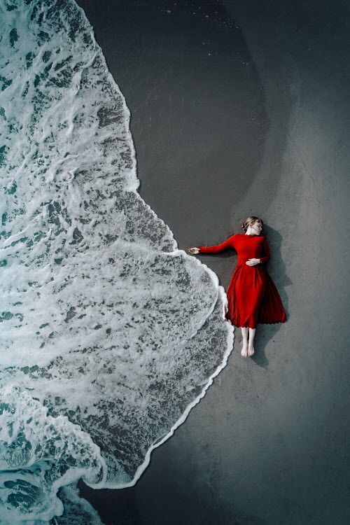 FrankCapitone's tweet image. #BuongiornoATutti

Cammino senza sosta su queste rive, tra la sabbia e la schiuma.
L’alta marea cancellerà le mie impronte e il vento spazzerà via la schiuma.
Ma il mare e la riva rimarranno per sempre.
Khalil Gibran ✍️

#VentagliDiParole

Photo Pinterest 📸