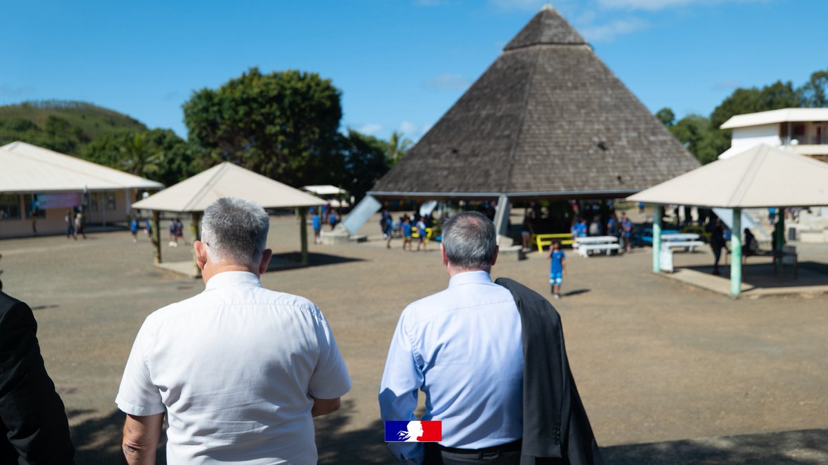 #ÉtatQuiSoutient | Jacques Billant, haut-commissaire de la République, et Petelo Sao, membre du gouvernement de la Nouvelle-Calédonie chargé de la construction et de l’urbanisme, ont réceptionné, ce mardi, les travaux de rénovation du lycée Jules-Garnier.
Ce chantier, lancé en