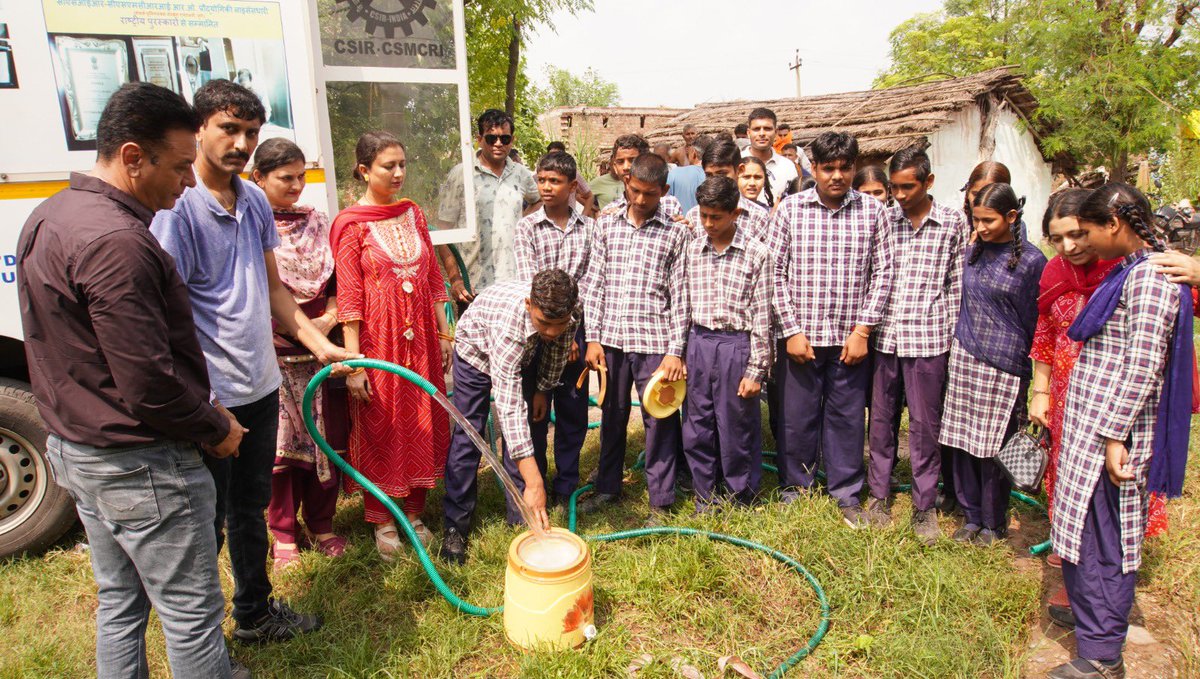 DrJitendraSingh's tweet photo. Deployable Water van in operation, to provide purified water, in the flood ravaged village Paharpur …. close to International Border (IB) in #Hiranagar sector.

#JammuAndKashmir https://t.co/KUTQHsyr8P
