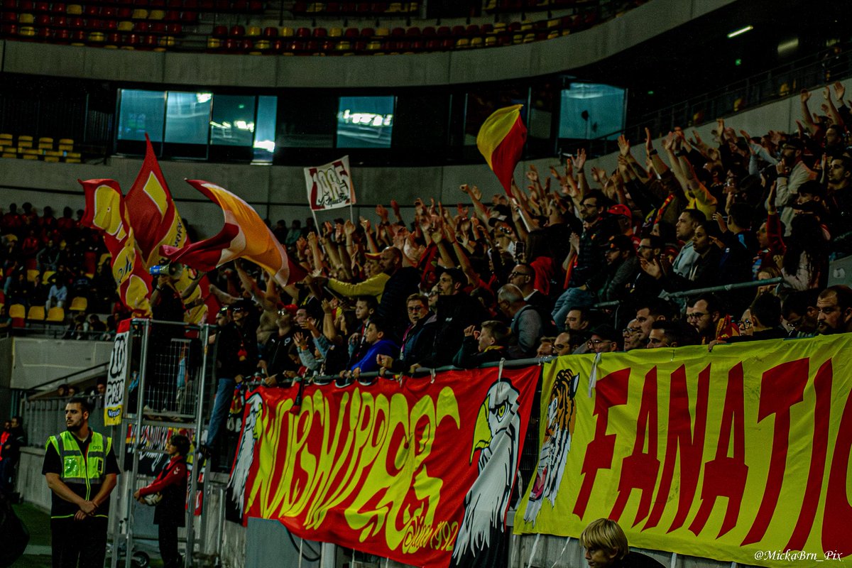 UltrasMadeinFR's tweet photo. ⚽️ Le Mans - Rodez
📢 Le Virage Sud en action ! 
📆 Vendredi 12 septembre 2025
📸 @mickabrn6 
#LMFCRAF https://t.co/wjmsOLjgfI