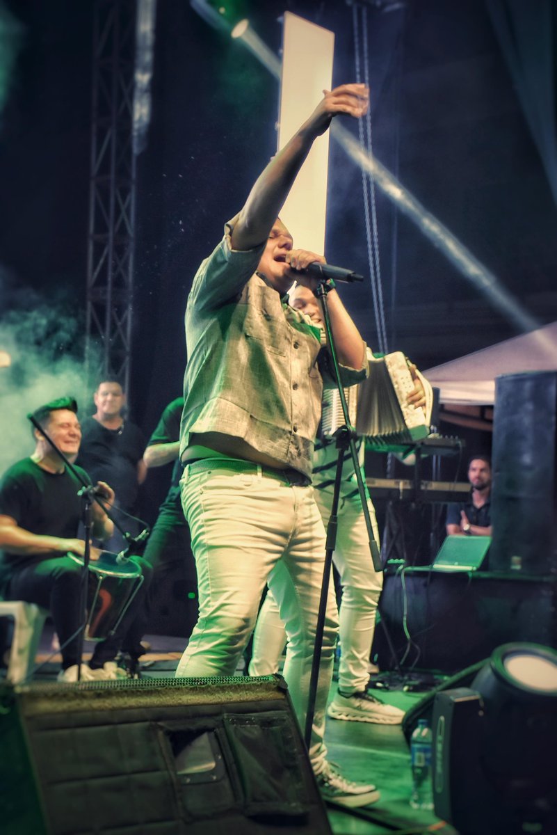 Sube el volumen y deja que mi música te acompañe. Encuéntrame en Spotify y dale play sin parar. 🎧🎤 open.spotify.com/playlist/2luaD…