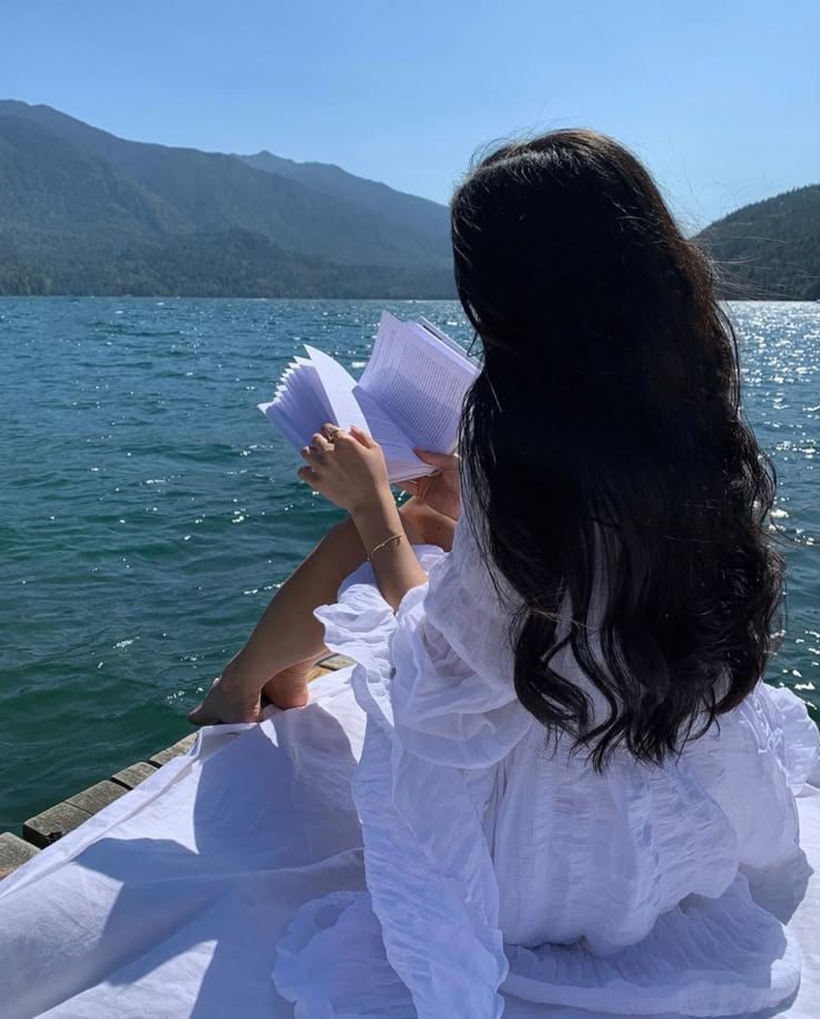 MirDirectioner2's tweet image. One best book is equal to hundred good friends but one good friend is equal to a library 🥰🥰