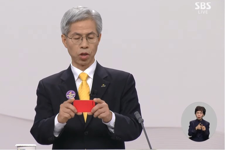 수어통역 속 성소수자 혐오 만연… 한국농인LGBT+ “좌시 않겠다” 

📝 beminor.com/news/articleVi…

성소수자 인권을 다루는 보도에서조차 ‘혐오수어’가 사용돼 논란이 일고 있습니다. 이에 농인 성소수자 인권단체 ‘한국농인LGBT+’는 “수어 통역에서 ‘성소수자 인권 보도 준칙’을 준수하고, 혐오수어