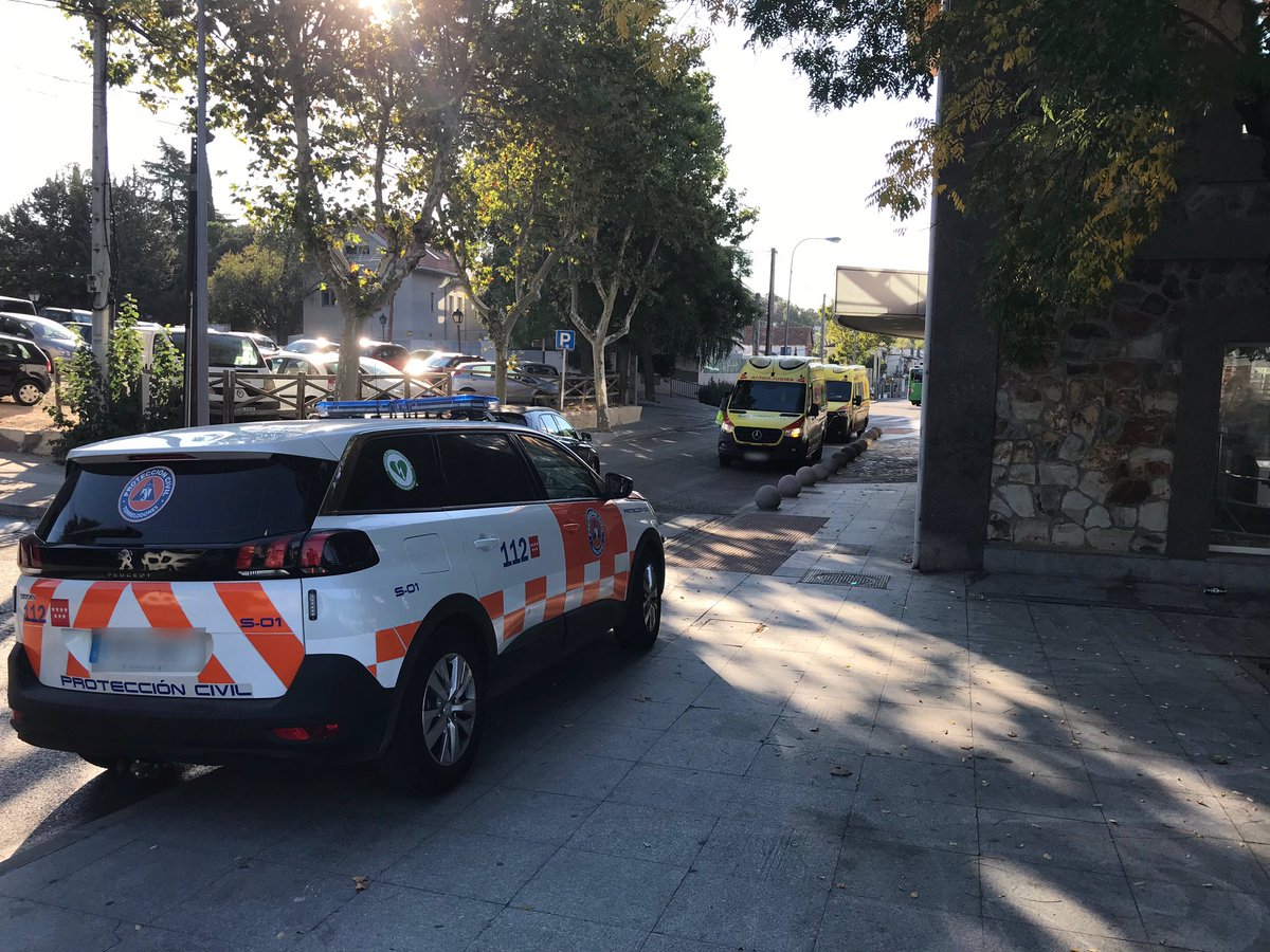 Esta mañana, por aviso de <a href="/112cmadrid/">112 Comunidad de Madrid</a>, acudimos a la Estación de Cercanías por indisposición de pasajero en un vagón.
A nuestra llegada, realizamos primera asistencia sanitaria hasta la llegada de recursos básico y avanzado de #SUMMA112, que se hacen cargo de la asistencia.