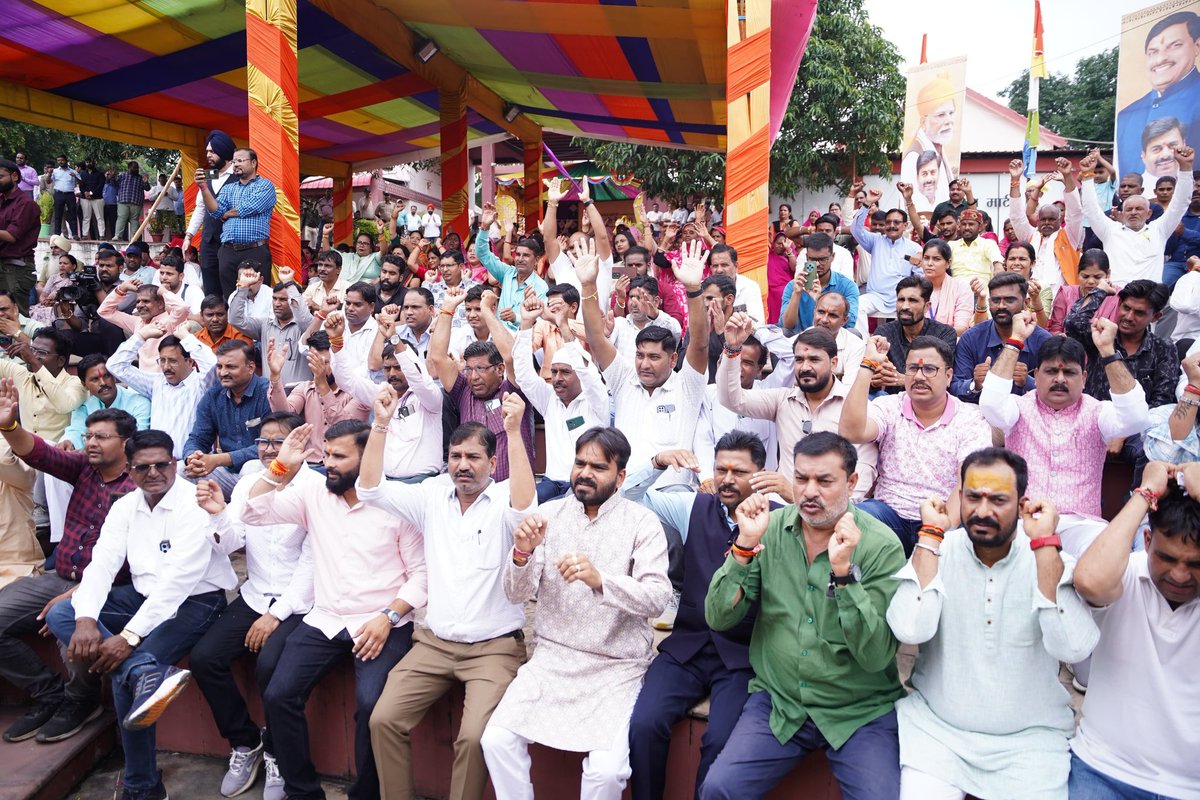 स्थानीय शिल्पकारों, कारीगरों एवं उद्यमियों को प्रोत्साहन देने के उद्देश्य से भोपाल स्थित 'भोपाल हाट' में आयोजित 'स्वदेशी मेले' का शुभारंभ किया। 

आज यशस्वी प्रधानमंत्री श्री <a href="/narendramodi/">Narendra Modi</a> जी के नेतृत्व में बड़े उद्योगपतियों से लेकर छोटे-छोटे उद्यमी भी अपनी क्षमता और योग्यता से