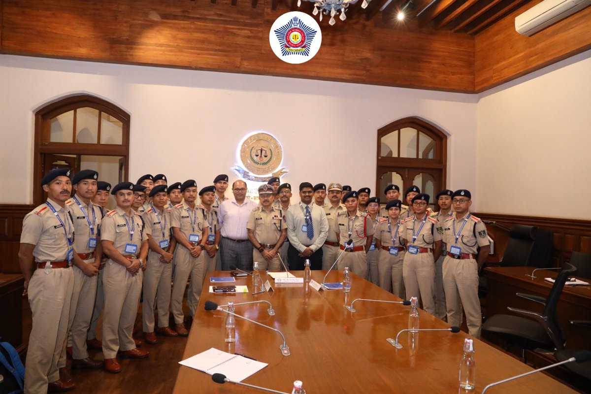 पोलीस आयुक्त, बृहन्मुंबई - CP Mumbai Police (@cpmumbaipolice) on Twitter photo मेघालयातील उत्तर पूर्व पोलीस अकादमीच्या प्रशिक्षणार्थी अधिकाऱ्यांशी त्यांच्या सांस्कृतिक दौऱ्यादरम्यान मुंबईत संवाद साधला.
या भेटीचा एक भाग म्हणून प्रशिक्षणार्थींना <a href="/MumbaiPolice/">मुंबई पोलीस - Mumbai Police</a> नियंत्रण कक्षाच्या कार्यप्रणालीचे प्रत्यक्ष निरीक्षण करण्याची संधी मिळाली तसेच त्याच्या मेघालयातील उत्तर पूर्व पोलीस अकादमीच्या प्रशिक्षणार्थी अधिकाऱ्यांशी त्यांच्या सांस्कृतिक दौऱ्यादरम्यान मुंबईत संवाद साधला.
या भेटीचा एक भाग म्हणून प्रशिक्षणार्थींना <a href="/MumbaiPolice/">मुंबई पोलीस - Mumbai Police</a> नियंत्रण कक्षाच्या कार्यप्रणालीचे प्रत्यक्ष निरीक्षण करण्याची संधी मिळाली तसेच त्याच्या
