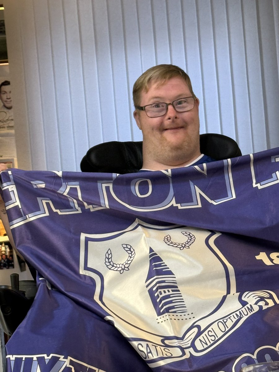 dean_howgate's tweet photo. @NevilleSouthall Happy birthday Neville lots of love Chris &amp; family https://t.co/KB9G31bsMv