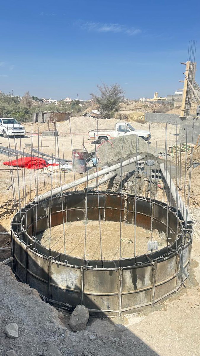 مازالت جمعية البر والخدمات الاجتماعيّة بعفراء (جــود) مستمرة في بناء المنزل الخيري رقم 6 وهو الان في مرحلة البناء وصب الاعمدة وعمل خزان الماء.
#بدعمكم_يستمر_العطاء
#منزل_ الخير6