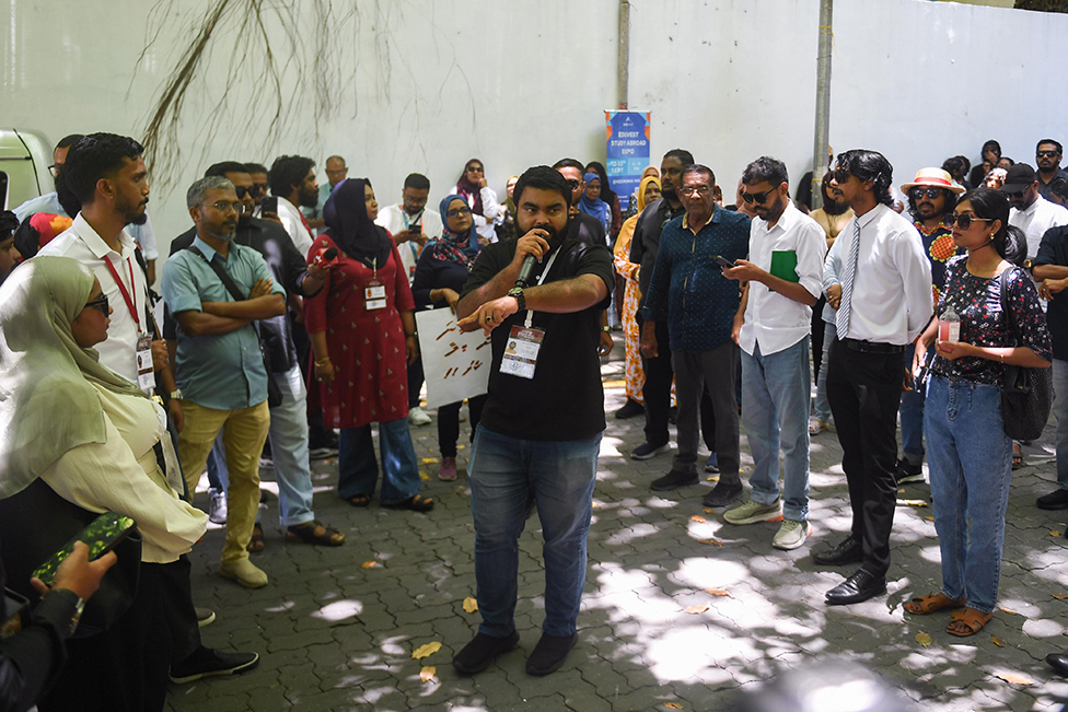މީޑިއާ ކޮންޓްރޯލް ބިލާ ދެކޮޅަށް މަޖިލިސް ސަރަހައްދުގައި ނޫސްވެރިން ކުރަމުންދާ މުޒާހަރާ ދަނީ ކުރިއަށް. މެންދުރު ނަމާދު ވަގުތު ޖެހުމުން ނަމާދުކުރީ އެ ސަރަހައްދުގައި.