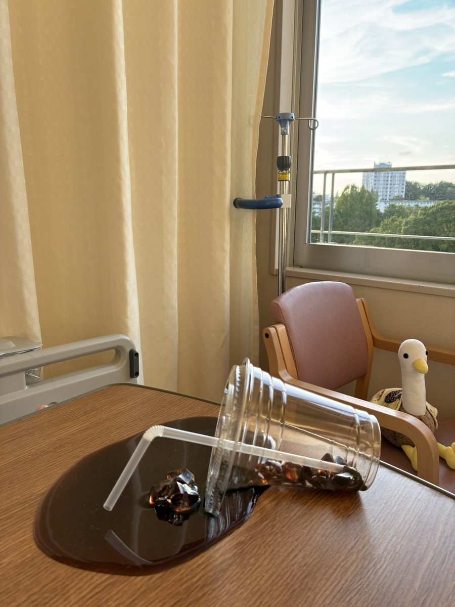 raska77777's tweet photo. 看護士さんA
「こぼれてるこぼれてる！何か拭くもの！！」

看護士さんB
「えっ、大丈夫ですか？！」

看護士さんC
「あっ！タオル持ってきます」(スタスタ…)
私「違っ、違うんです！！」

病室でドッキリやってましたw
作ってくれたkanapeiさんありがとう！！
す、て、き💕

＃kanapei  ＃ペイした https://t.co/azaBWqwucv