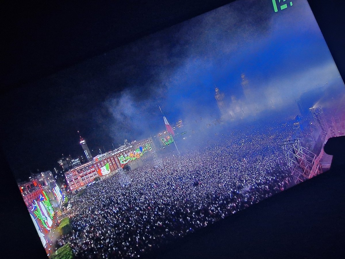 donalchi's tweet photo. @Claudiashein Esperaba un teatro de luz y sonido con drones. Era tu momento @Claudiashein ... nos falta mucho por camboar en este país.  Seguimos quemando cohetes como si fuera algo memorable.... X el grito, mismo de siempre. https://t.co/DWehthk7az