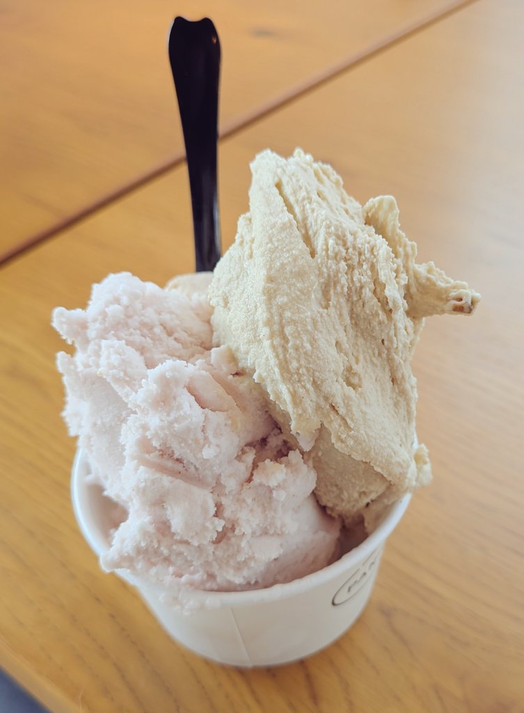 KEI96734212's tweet photo. 本日ジェラート2軒目は
八戸駅西口の
PANICEさんで
ピスタチオと苺ミルク🍦✨️🍓
ピスタチオのツブツブ食感が最高🤩
おまけでヘーゼルナッツを一口🙏
どうしてもナッツ系に寄ってしまうんだよなぁ😅
#八戸駅西口
#PANICE https://t.co/FXN78dEfCS