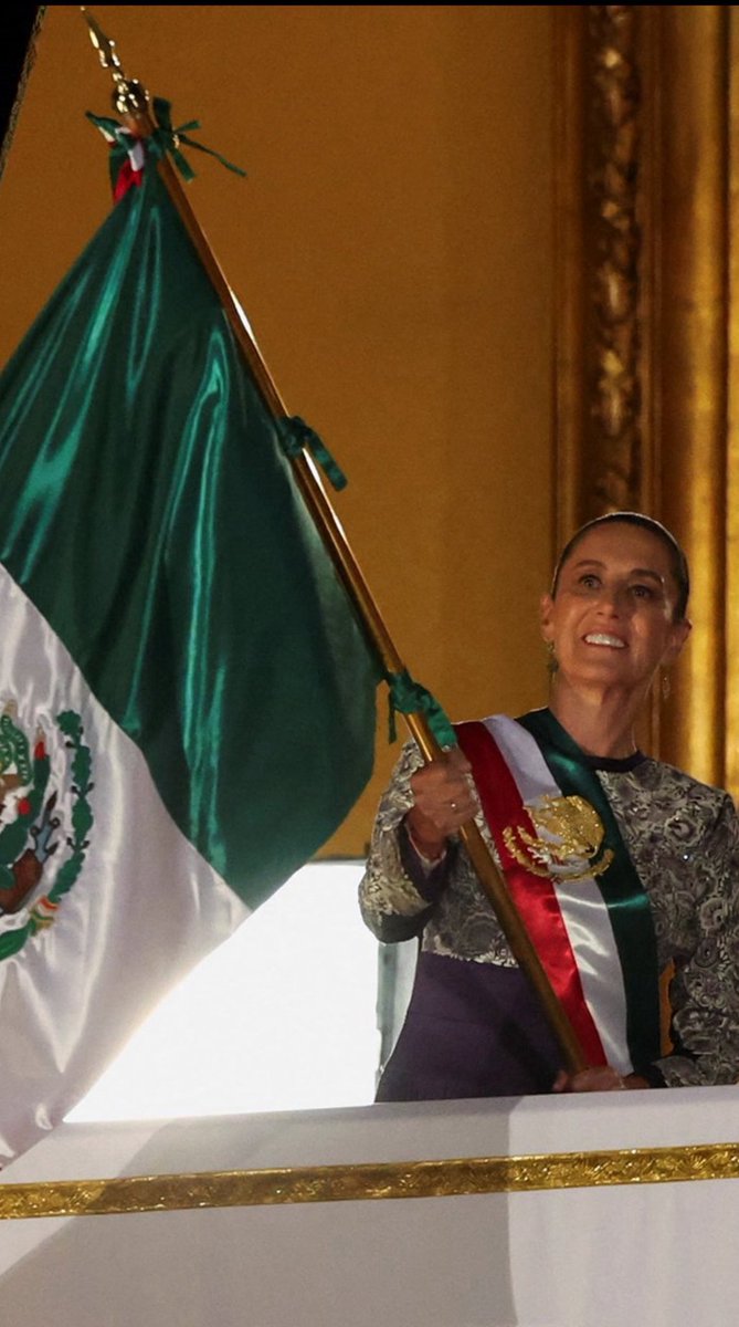 guruchuirer's tweet photo. Con banderas, música y fiesta, el pueblo acompañó a la presidenta en este Grito histórico. 💚🤍❤️ ¡Viva México y viva Claudia Sheinbaum! #GritoHistóricoPresidenta https://t.co/7jdtcDnG4c